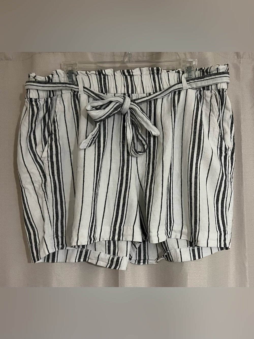 Old Navy Women’s Size 16 Linen Blend Striped Paperbag Waist Shorts